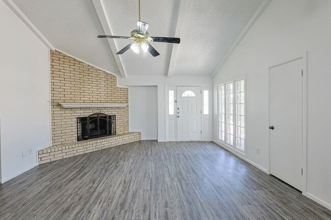 Photo - "Charming 2-Bedroom Duplex in Lubbock with 2 Full Baths and 1180 Sq Ft of Comfortable Living!" Unit B