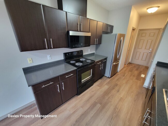 Photo - 735-785 85 St SW