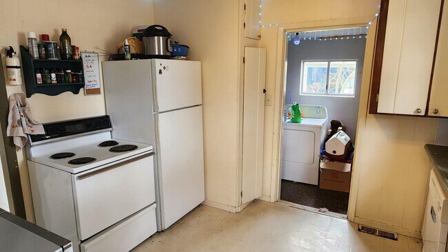 Photo - 5 bedroom 1 bath house - Near downtown!