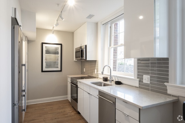 1BR, 1BA - 635 SF