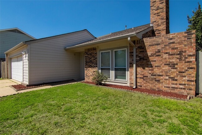 Building Photo - 15806 Val Verde Dr