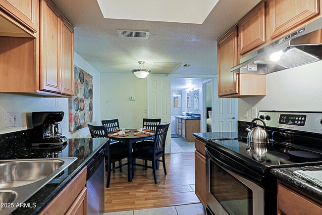 Photo - 740 W Elm St Unit 116