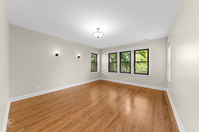 Photo - 2-Bedroom Gem in Oak Park Historic District Unit 109 W Harrison 3W