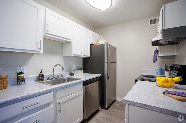 1BD, 1BA - 600SF - Kitchen