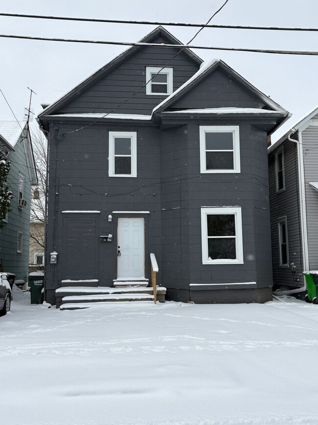 Building Photo - Move-In Ready 5-Bedroom Home in Prime Barberton Location