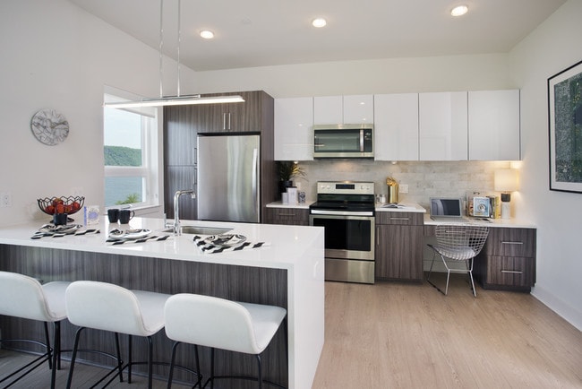 Una cocina de lujo en 1177 @Greystone en Yonkers, NY