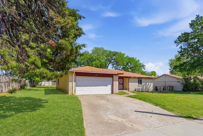 Photo - 3 Bed / 2 Bath / Near Tulsa Arts District