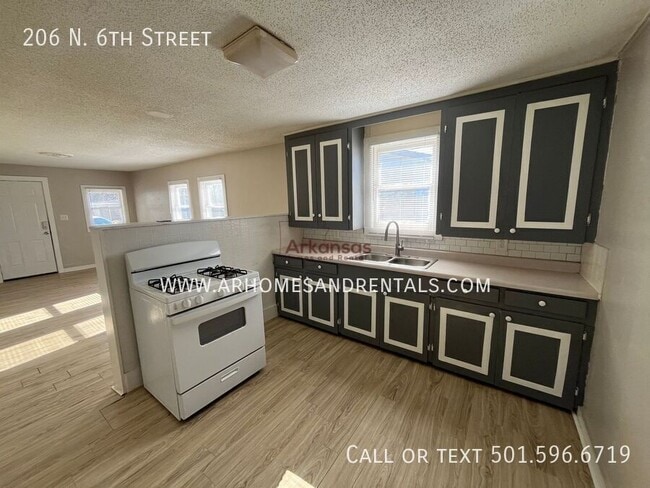 Photo - 206 N 6th St