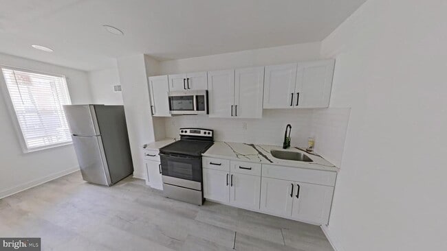 Building Photo - 3331 N Howard St