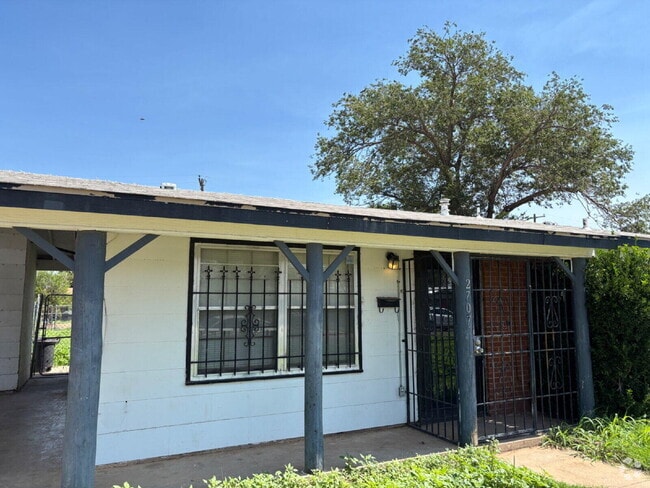 Building Photo - 2707 E 9th St Rental