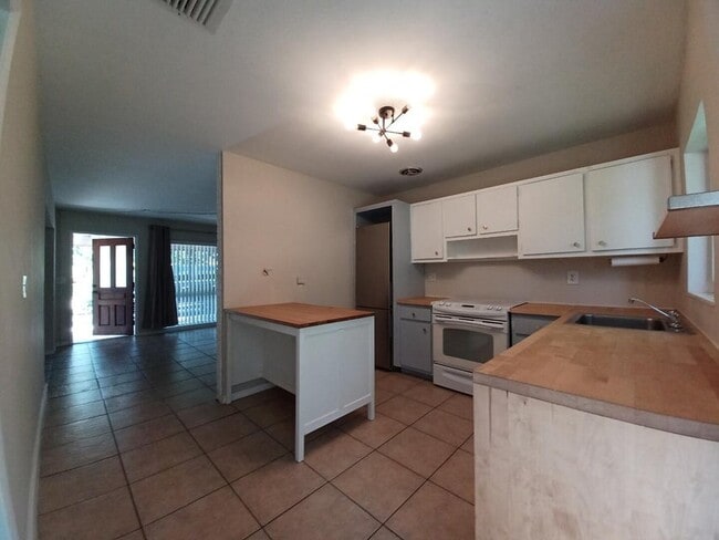 Photo - 170 NW 7th St