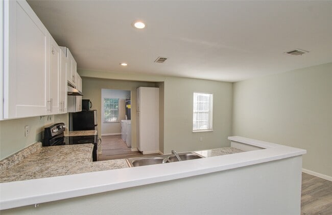 Photo - 4624 Kingsbury St