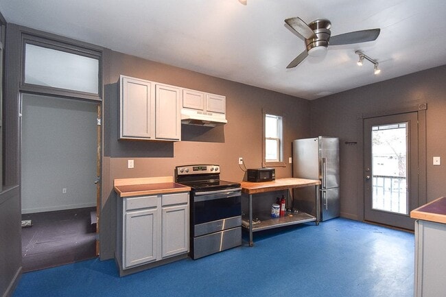 Building Photo - 519 Charles St Unit # 2