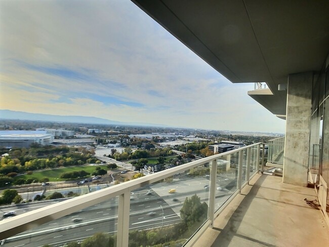 Building Photo - Stunning 2 Bedroom Penthouse Condo with Sp... Unit 2207