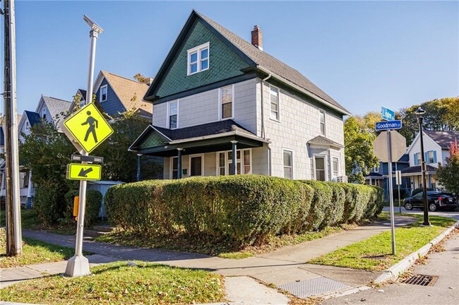 Building Photo - 890 S Goodman St