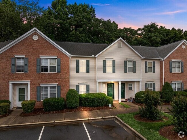 Building Photo - Your Perfect Townhome Is Here!