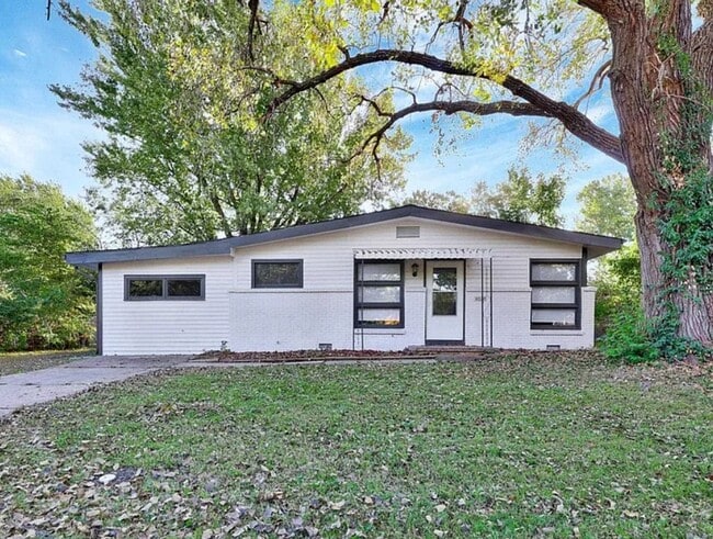 Building Photo - 6020 N East Park View St