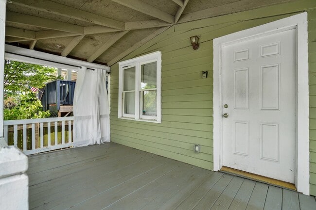 Photo - 153 Little St SE