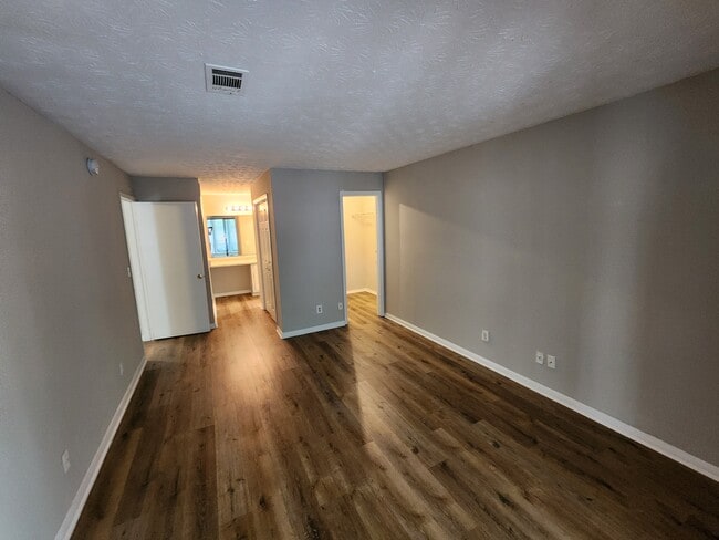 Photo - 9400 Roberts Dr