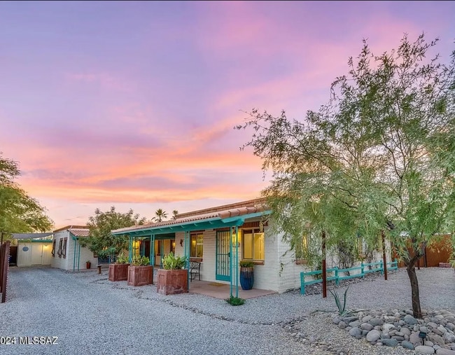 Building Photo - 3033 N Cherry Ave Unit 3033