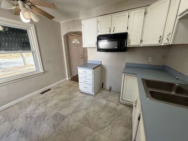 Building Photo - 2-BED, 1 BATH BEAUTIFUL SINGLE- FAMILY HOME IN MAPLE HEIGHTS!