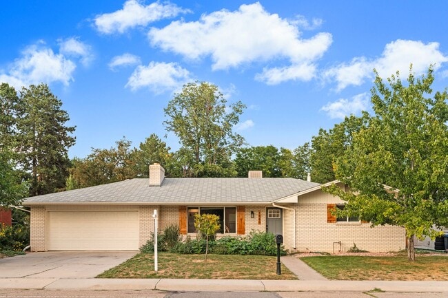 Building Photo - Charming and Renovated 4 Bedroom 2 Bathroo...