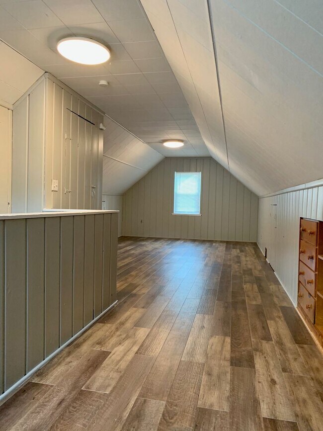 Photo - Amazing 4 Bedroom 2 Bathroom Home in Crystal!