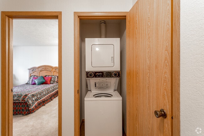 2BR, 1BA - 902 SF