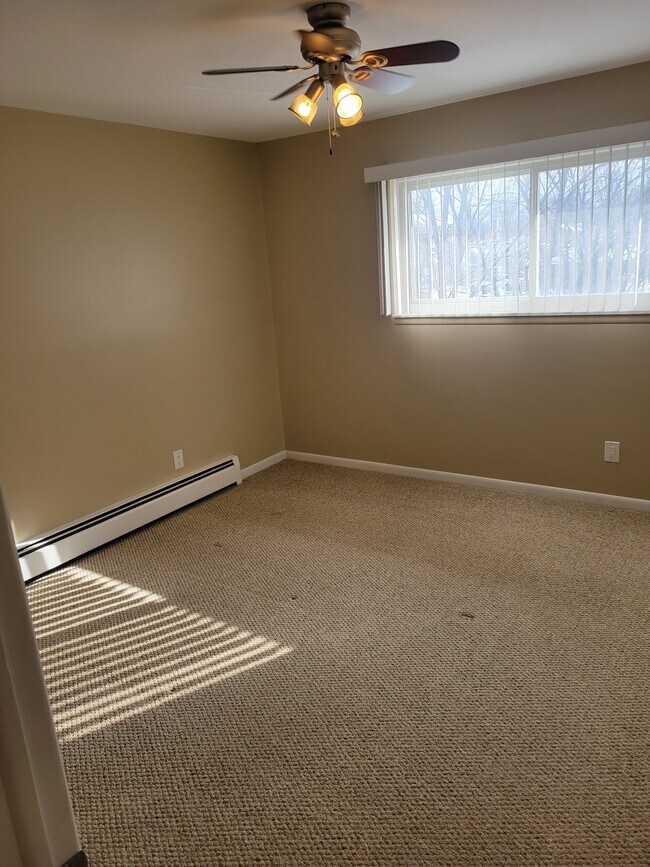 BedRoom - 540 W 14 Mile Rd Unit 4