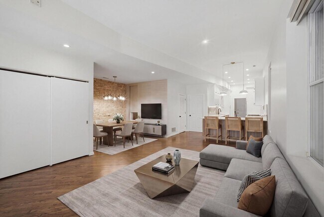 Photo - 626 W Buckingham Pl