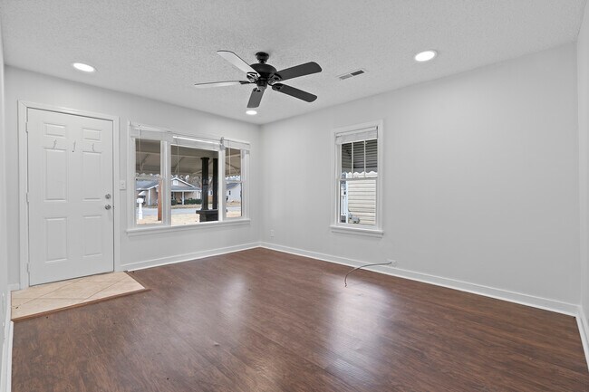 Photo - 1306 Oshaughnessy Ave NE