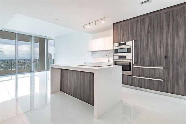 Building Photo - 851 NE 1st Ave Unit 2100 Rental
