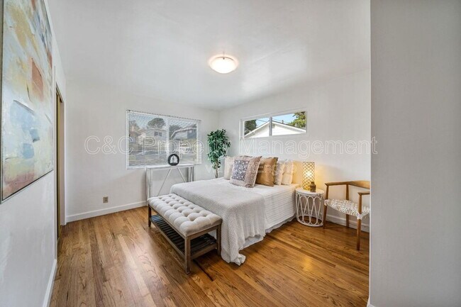 Photo - 582 Newton St