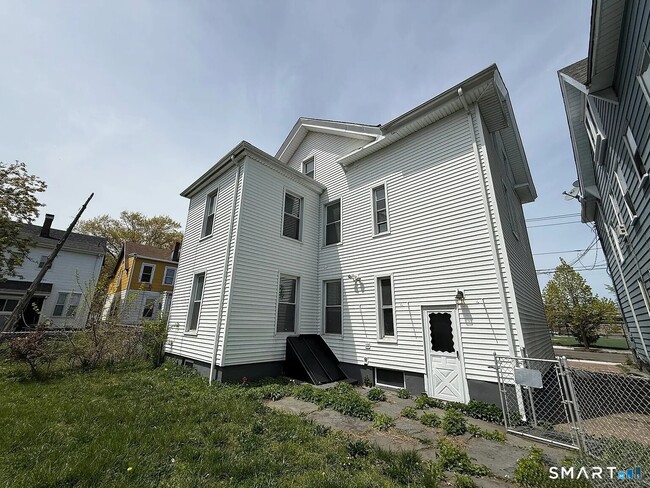 Building Photo - 180 Portsea St Unit 2
