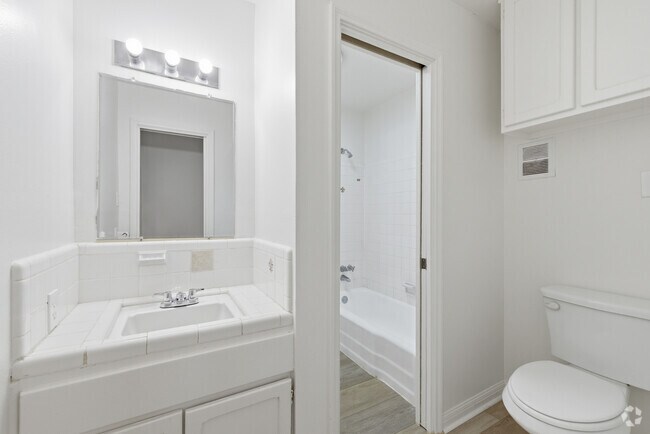 2BR, 1.5BA - 900SF - Primary Bathroom
