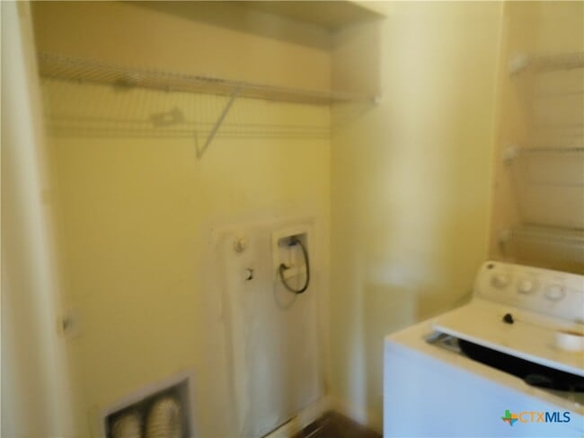 Building Photo - 753 Great Oaks Dr