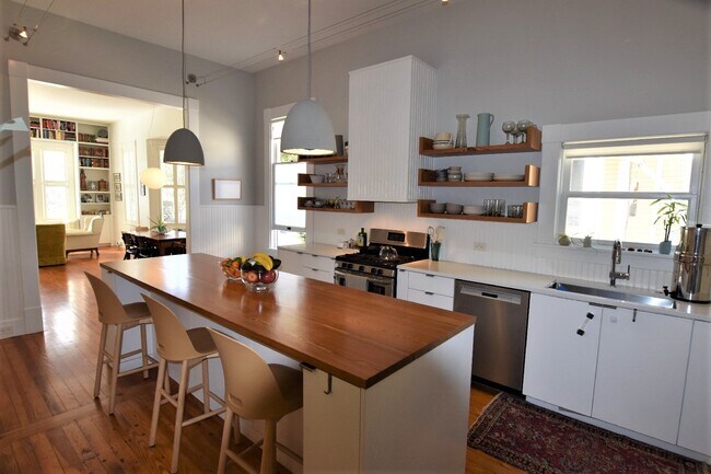 Photo - 302 Cedar St