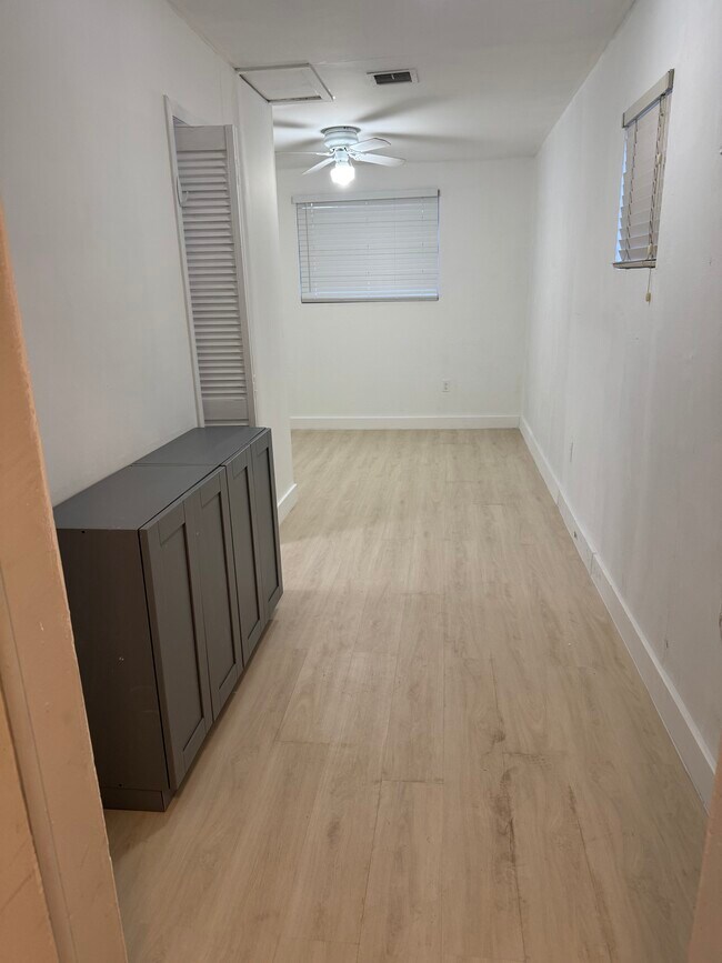 Building Photo - 4521 SW 5th Ter Unit 4521efficiency#2