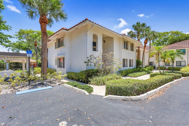 60 Pelican Pointe Dr Unit 201