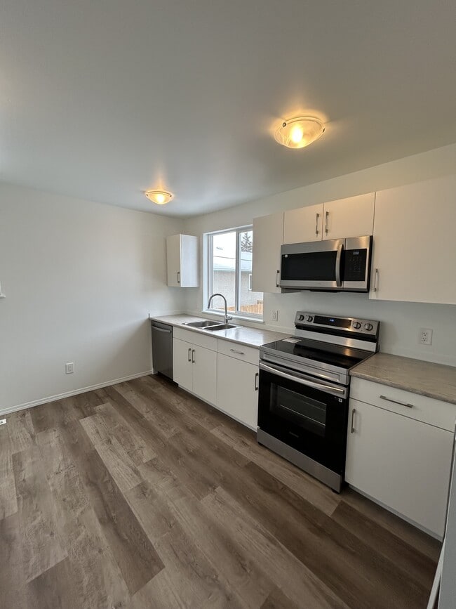 Building Photo - 7612-7136 136 Ave NW Unit Upper G2