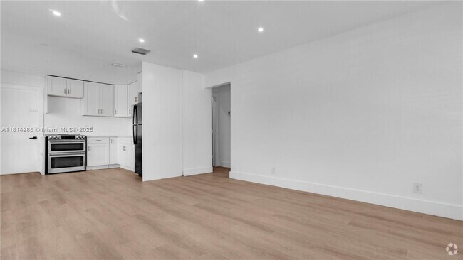 Building Photo - 32 SW 9th St Unit 1 Rental