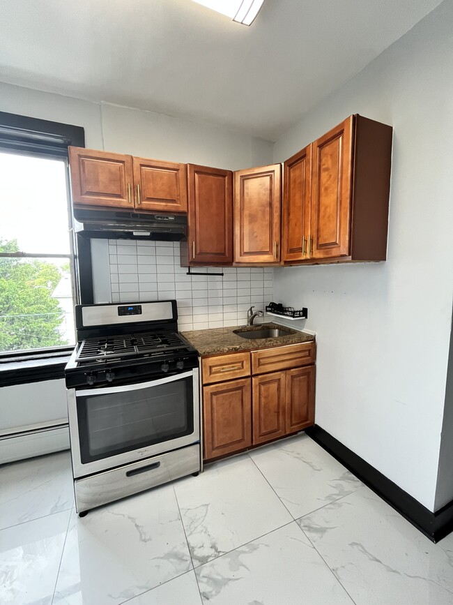 Building Photo - 90 E 25th St Unit 12