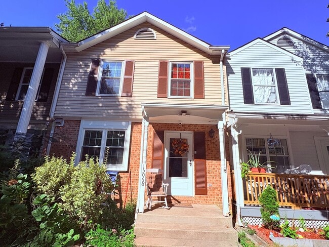 Building Photo - Beautifully updated 3BR/2.5BA townhome in ...