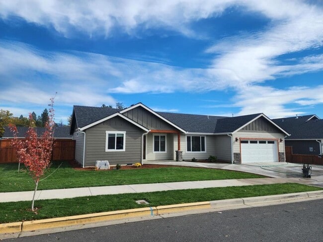 Building Photo - 171 SW Jefferson Rd