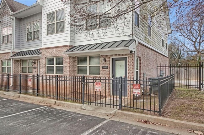 Photo - 2042 Bolton Rd NW