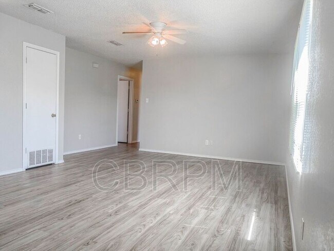 Photo - 804 E 77th St