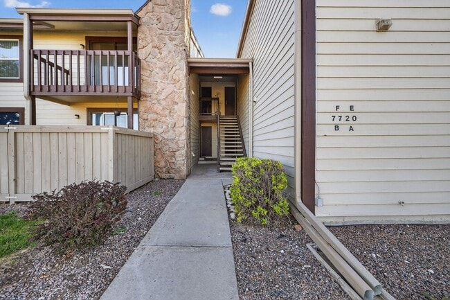 Building Photo - Updated 2 bed 1 bath condo in Arvada! Unit F
