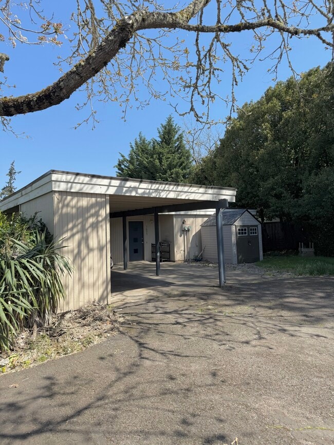 Building Photo - 1633 Best Ln Unit #1633