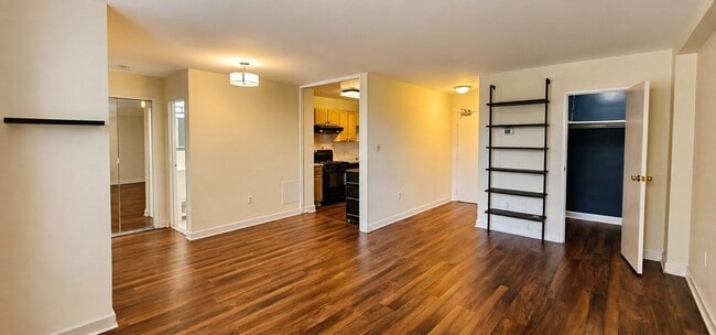 Building Photo - 6621 Wakefield Dr Unit 305