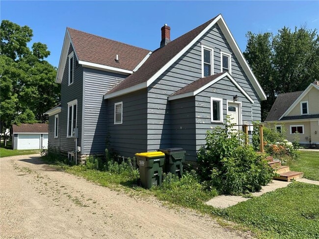 Photo - 613 3rd St SW